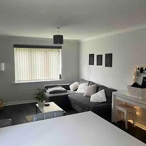  Apartment Newly Refurbished With Private Parking United Kingdom