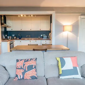 Queen St: Superb Penthouse Flat W/roof Terrace Edinburgh